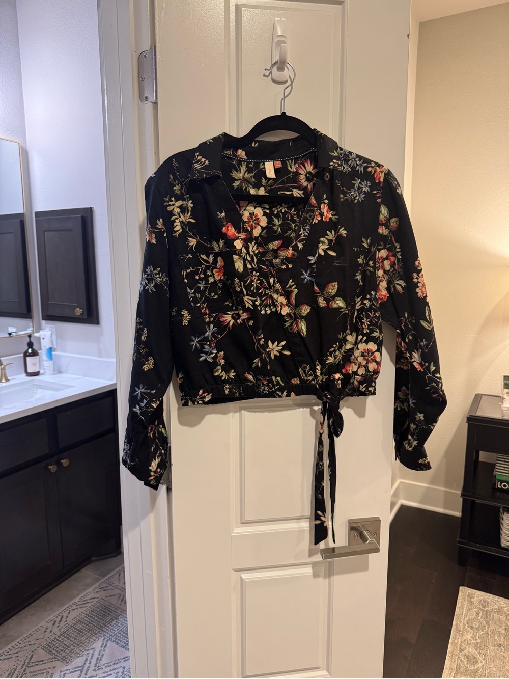 Pilcro Black Floral Tie-Waist V-Neck Crop Blouse